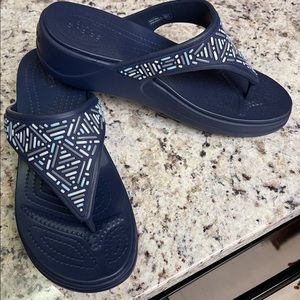 Crocs Monterey beaded navy wedge flips, 10w